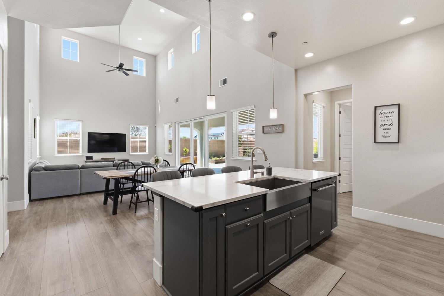 915 Vineyard Ct, Madera, CA 93636