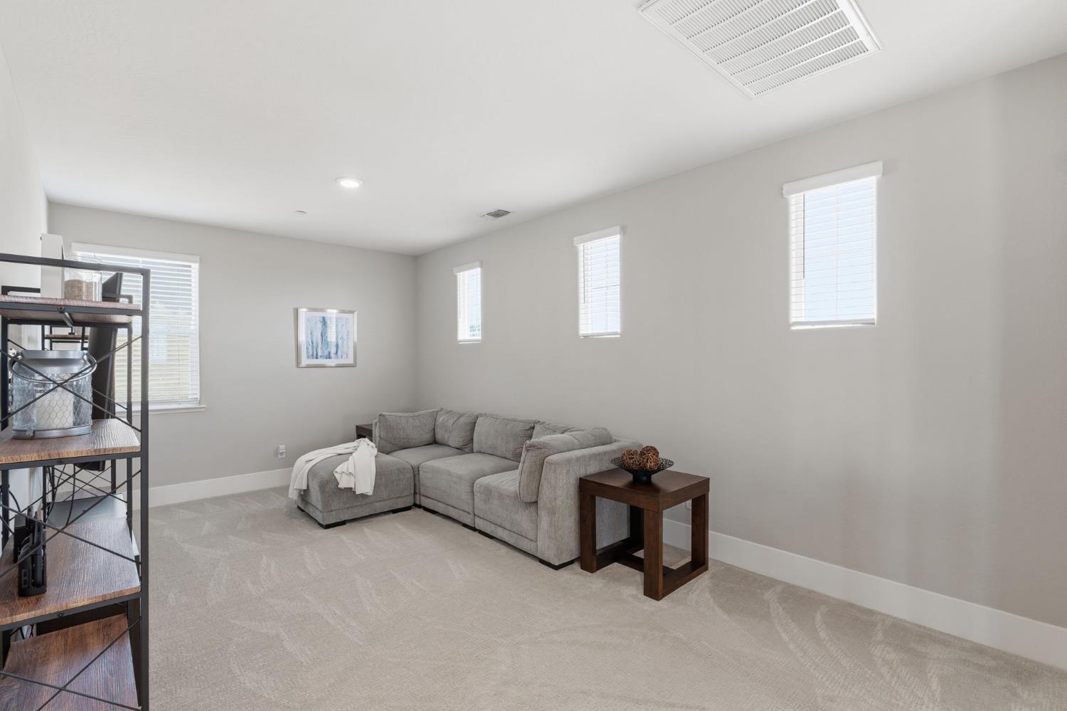 915 Vineyard Ct, Madera, CA 93636