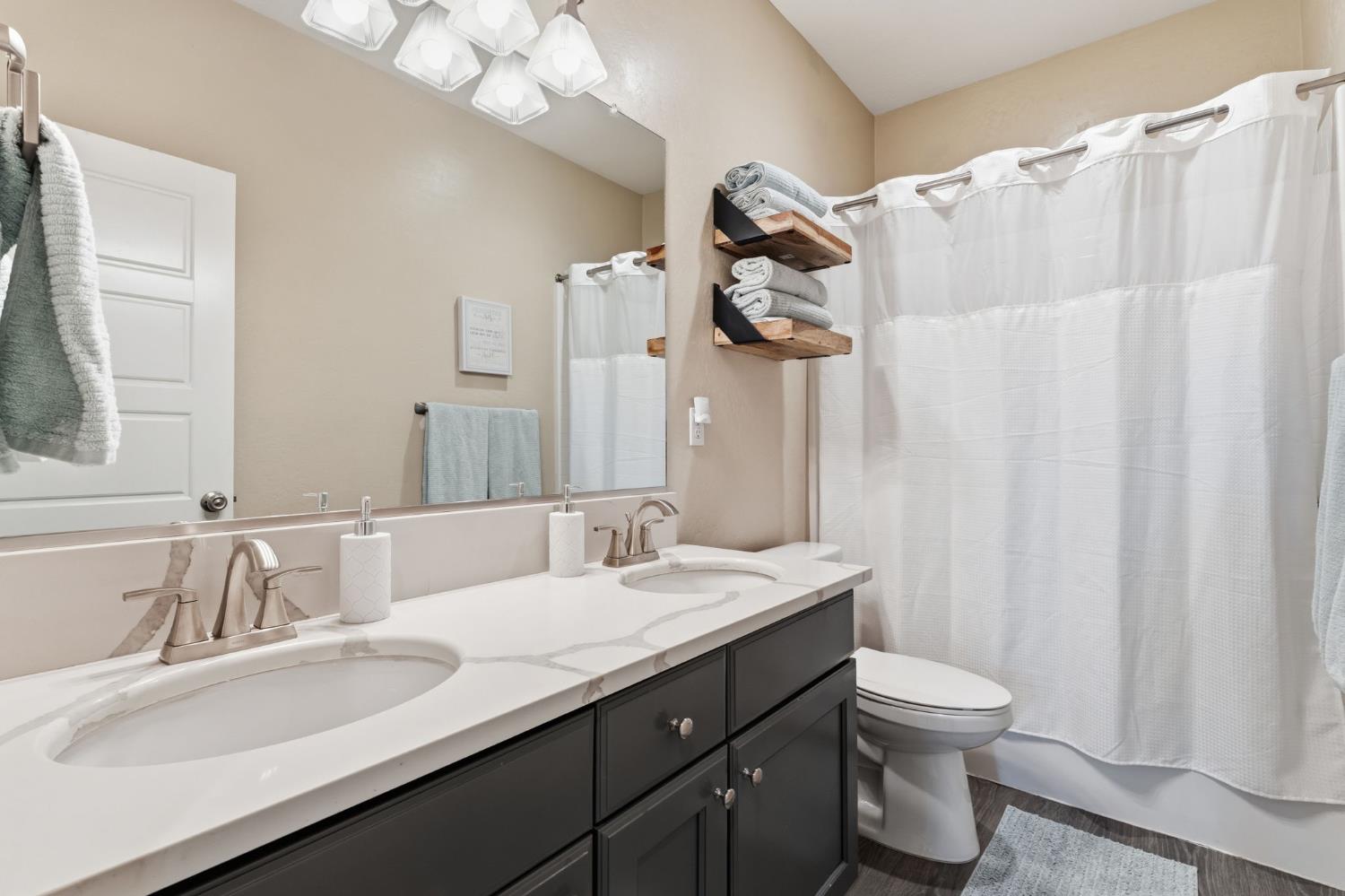 915 Vineyard Ct, Madera, CA 93636
