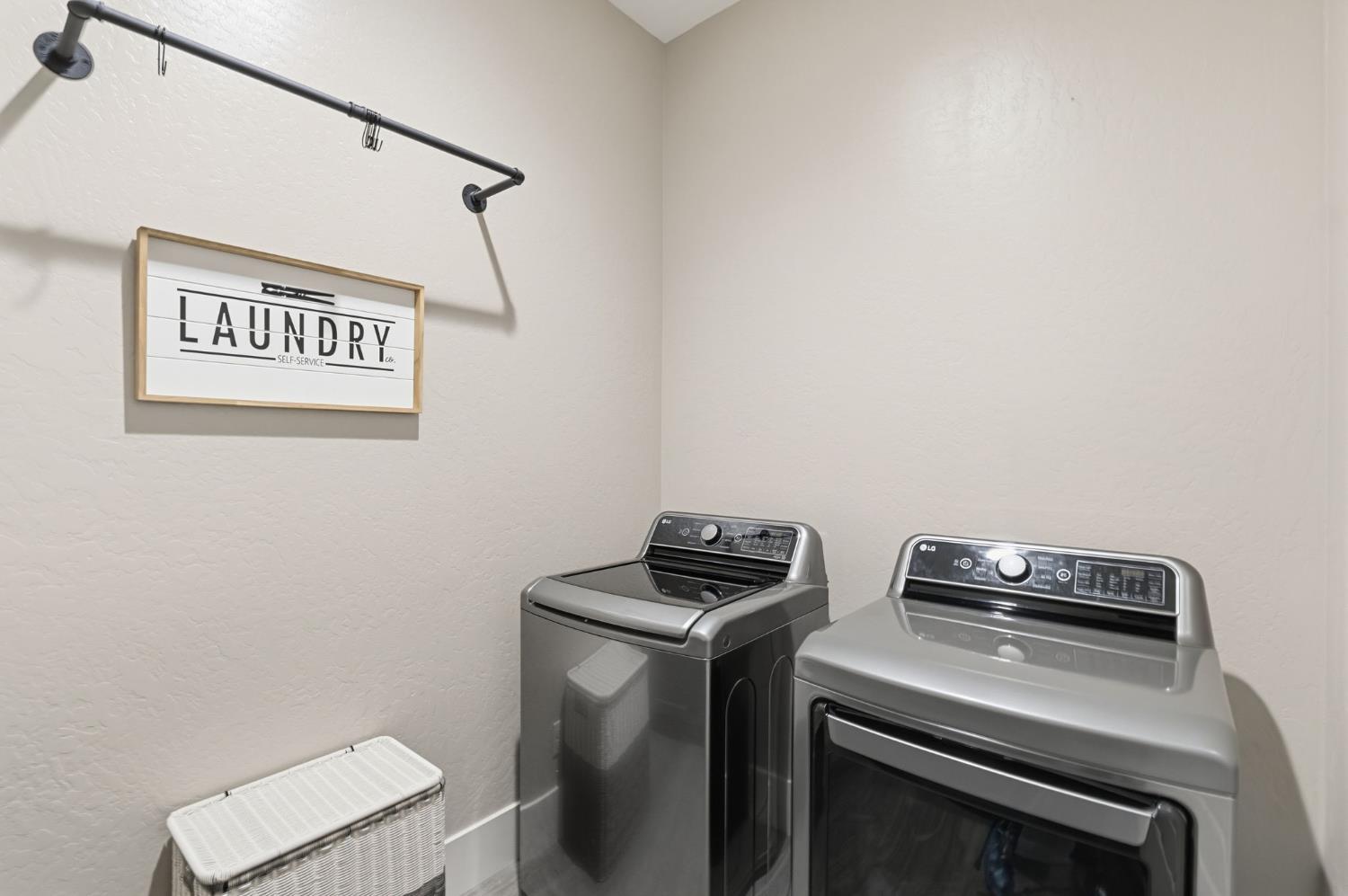 915 Vineyard Ct, Madera, CA 93636