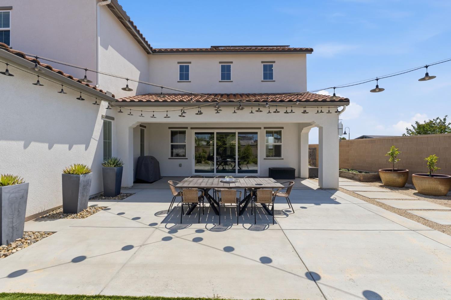 915 Vineyard Ct, Madera, CA 93636