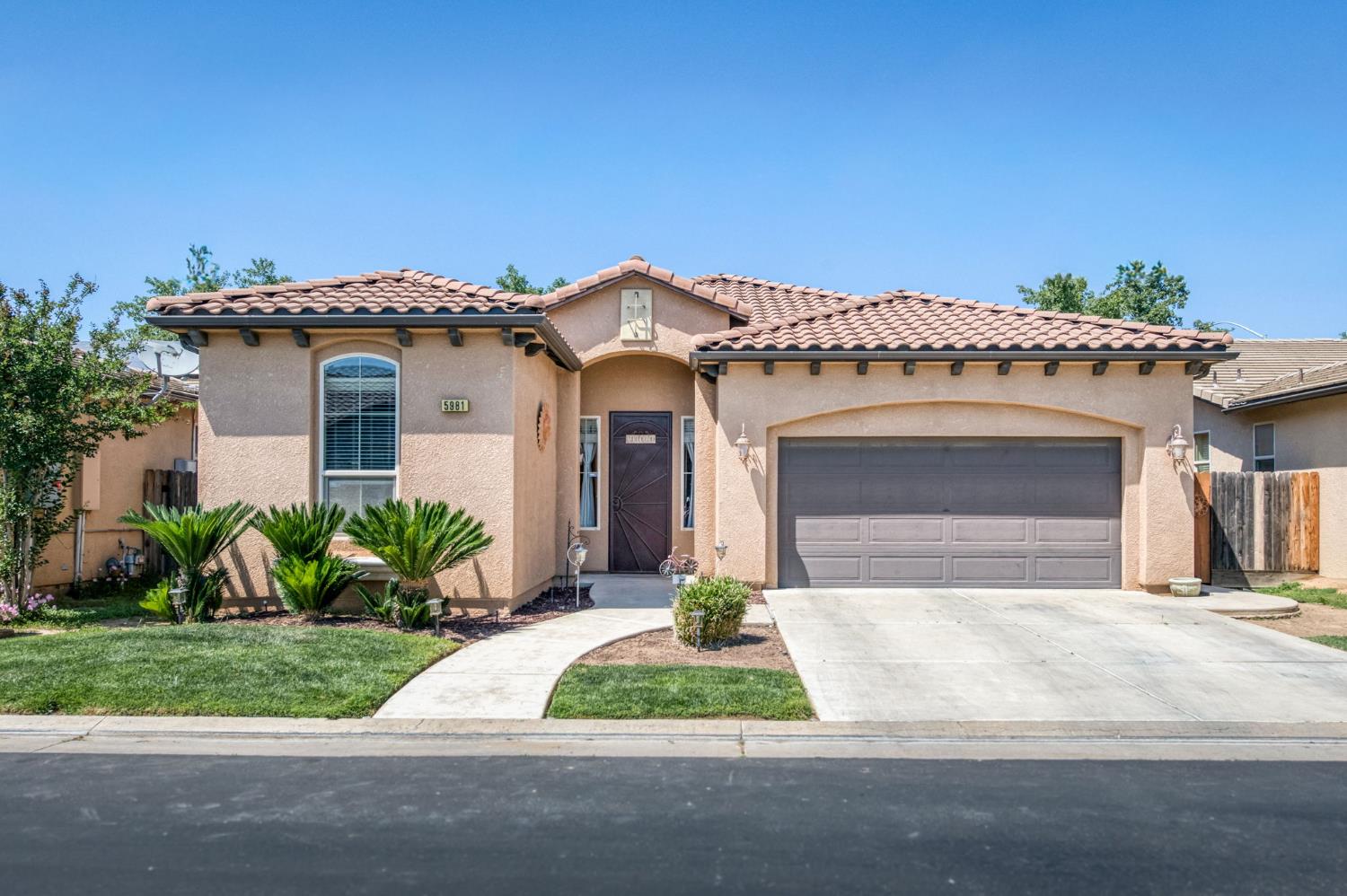 5981 E Via Manzi Dr, Fresno, CA 93727