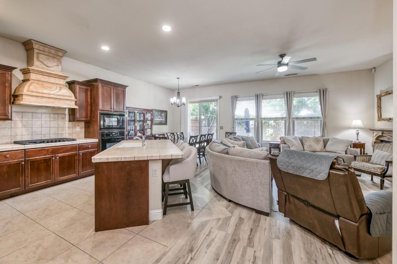 5981 E Via Manzi Dr, Fresno, CA 93727