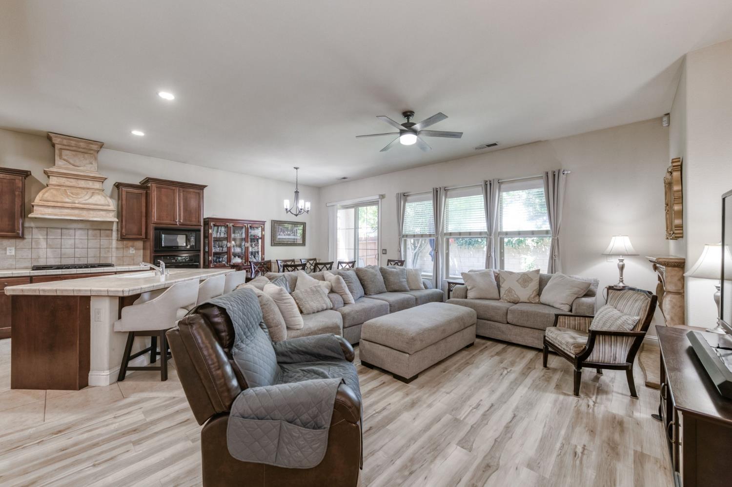 5981 E Via Manzi Dr, Fresno, CA 93727