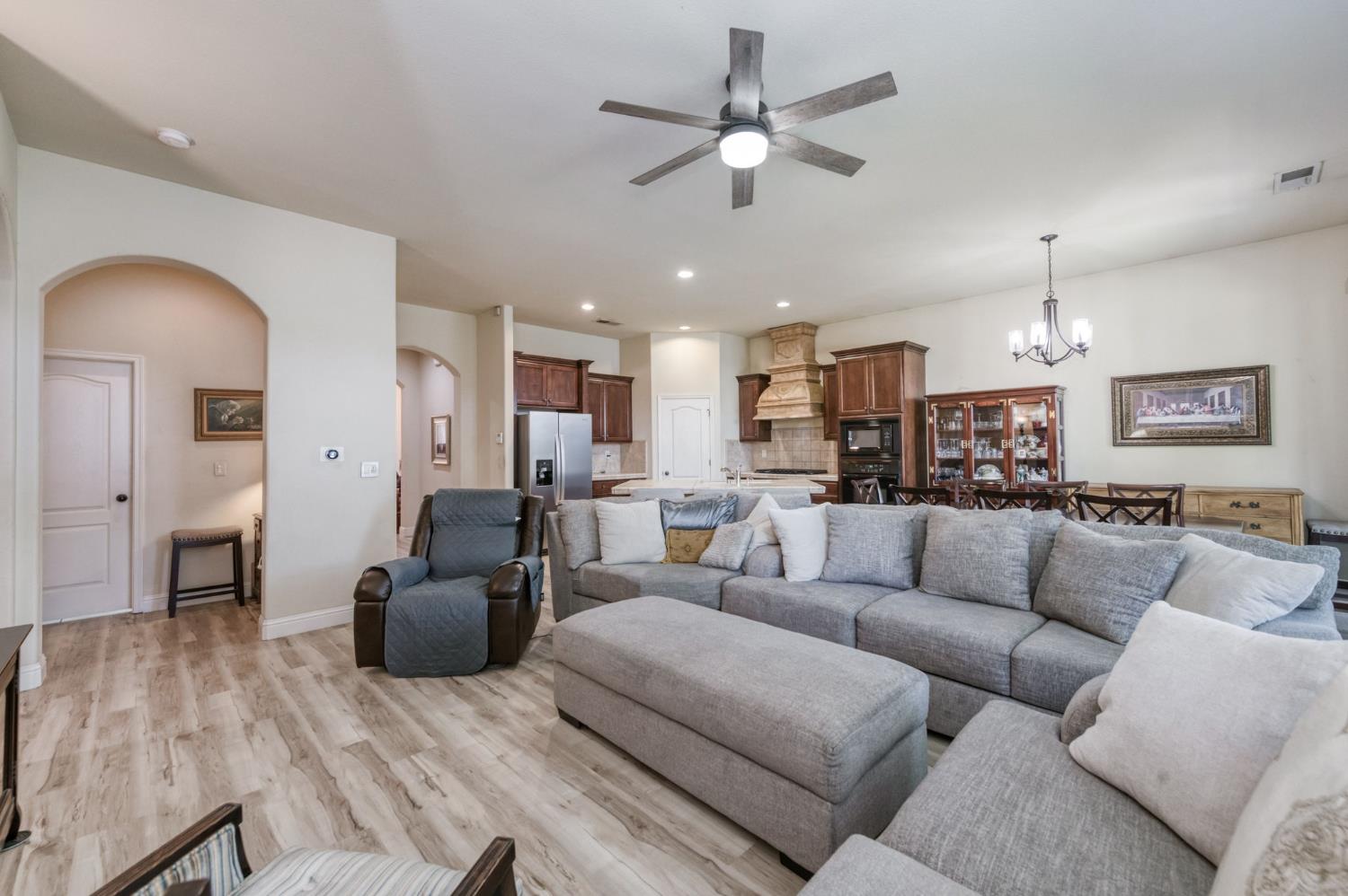 5981 E Via Manzi Dr, Fresno, CA 93727