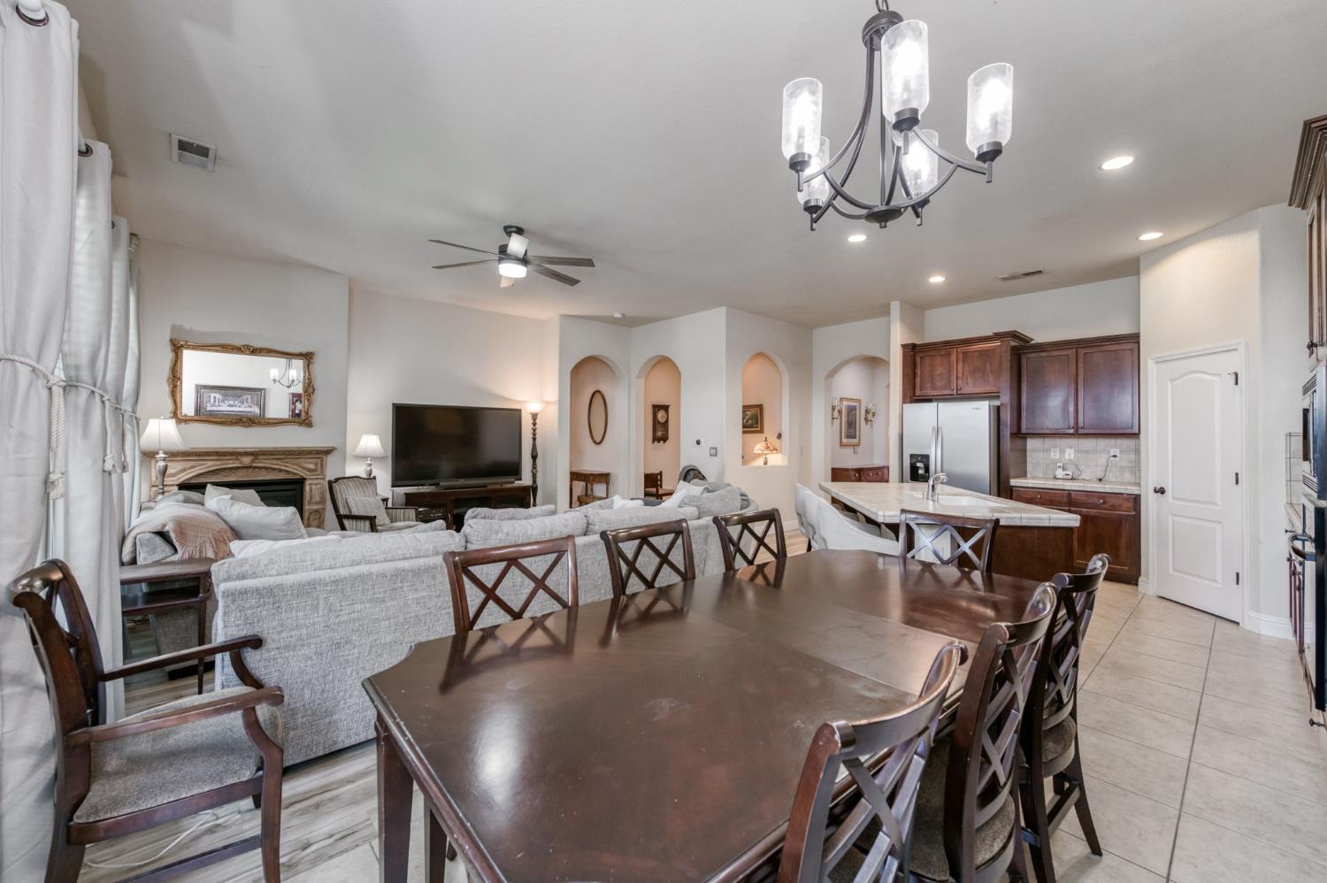 5981 E Via Manzi Dr, Fresno, CA 93727