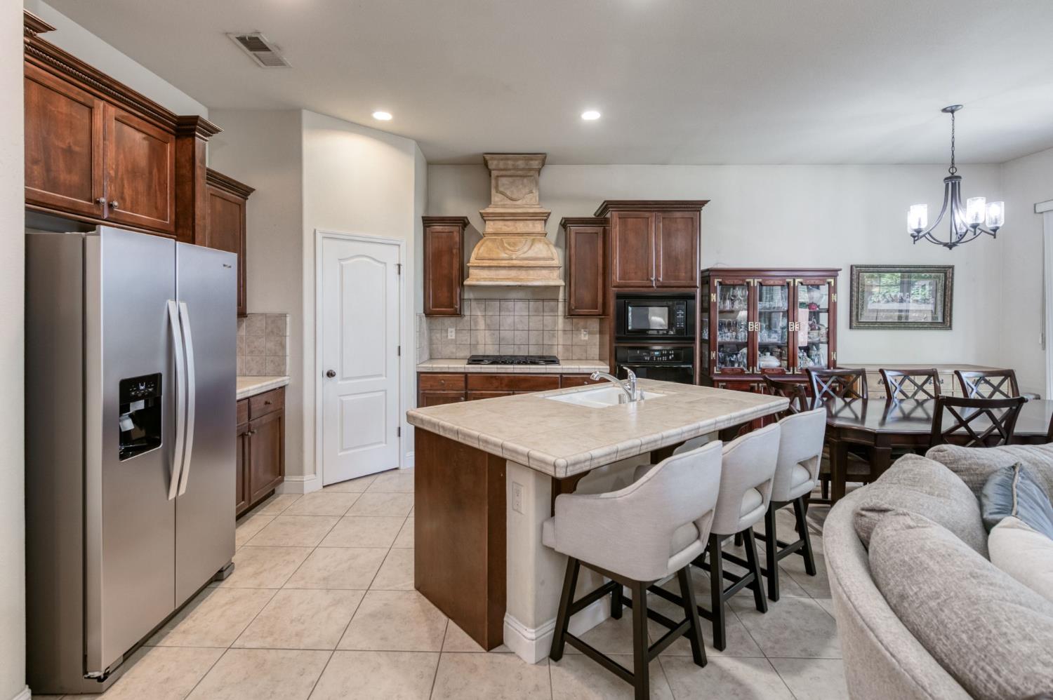 5981 E Via Manzi Dr, Fresno, CA 93727