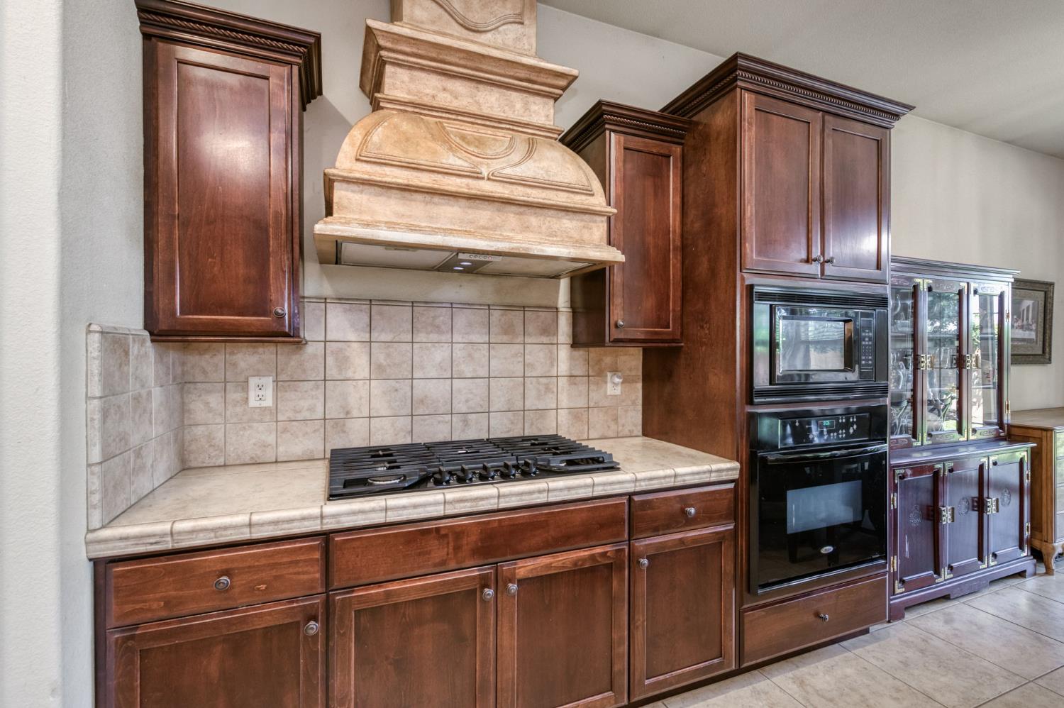 5981 E Via Manzi Dr, Fresno, CA 93727