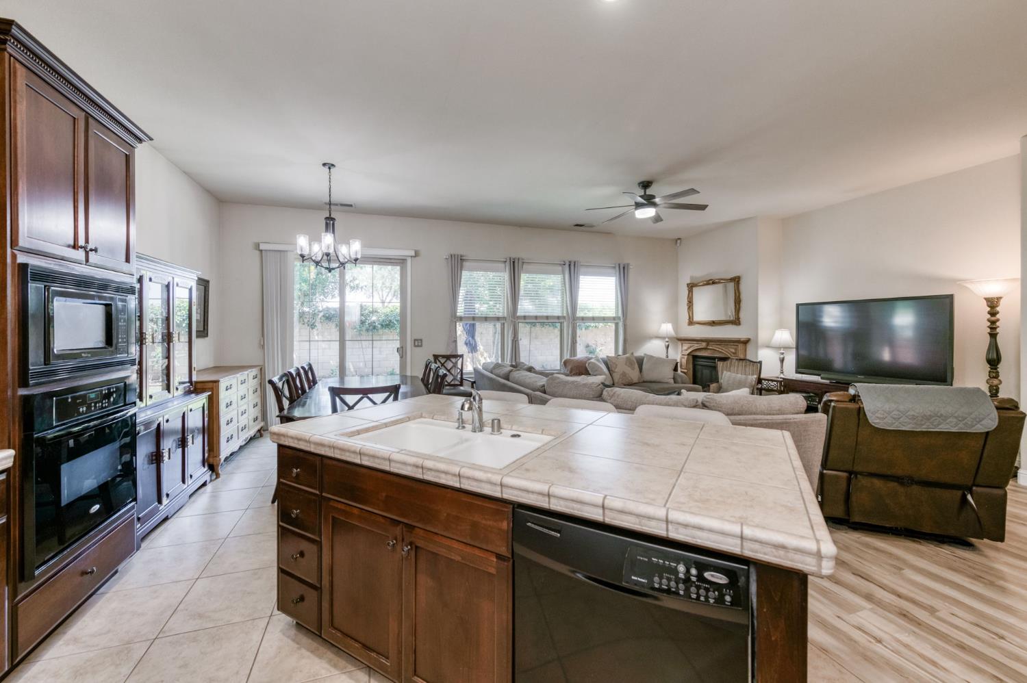 5981 E Via Manzi Dr, Fresno, CA 93727