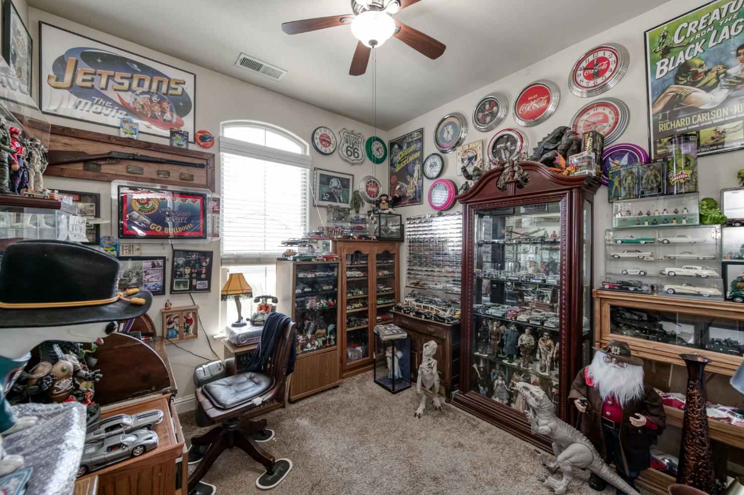 5981 E Via Manzi Dr, Fresno, CA 93727
