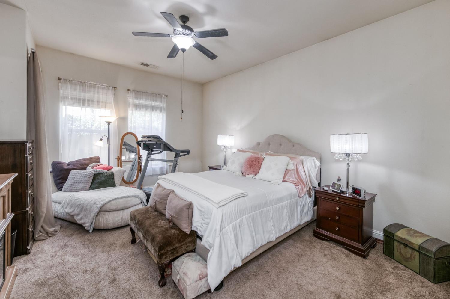 5981 E Via Manzi Dr, Fresno, CA 93727