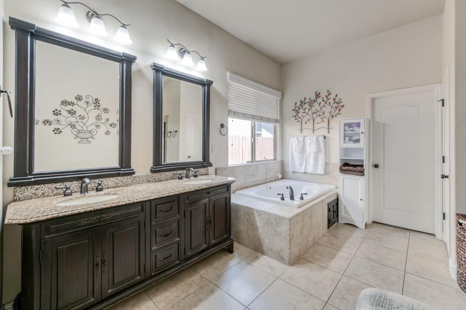 5981 E Via Manzi Dr, Fresno, CA 93727