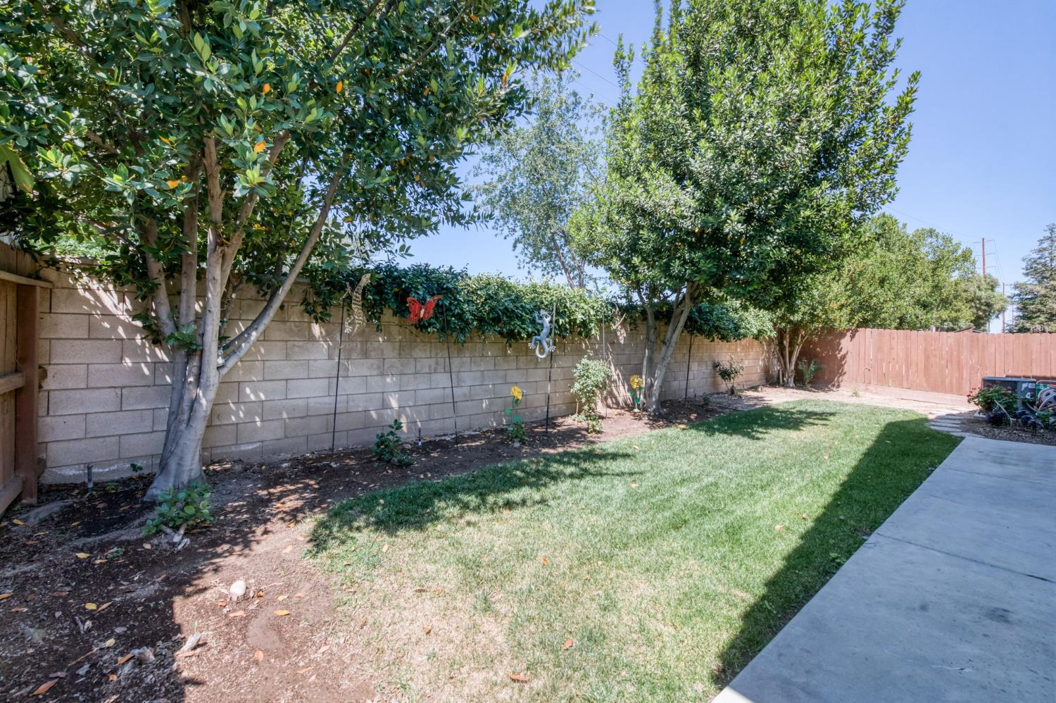 5981 E Via Manzi Dr, Fresno, CA 93727