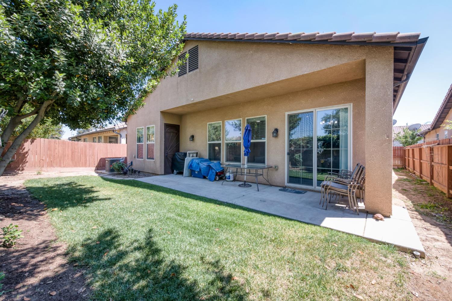 5981 E Via Manzi Dr, Fresno, CA 93727
