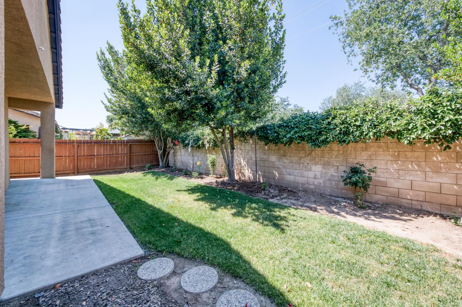5981 E Via Manzi Dr, Fresno, CA 93727