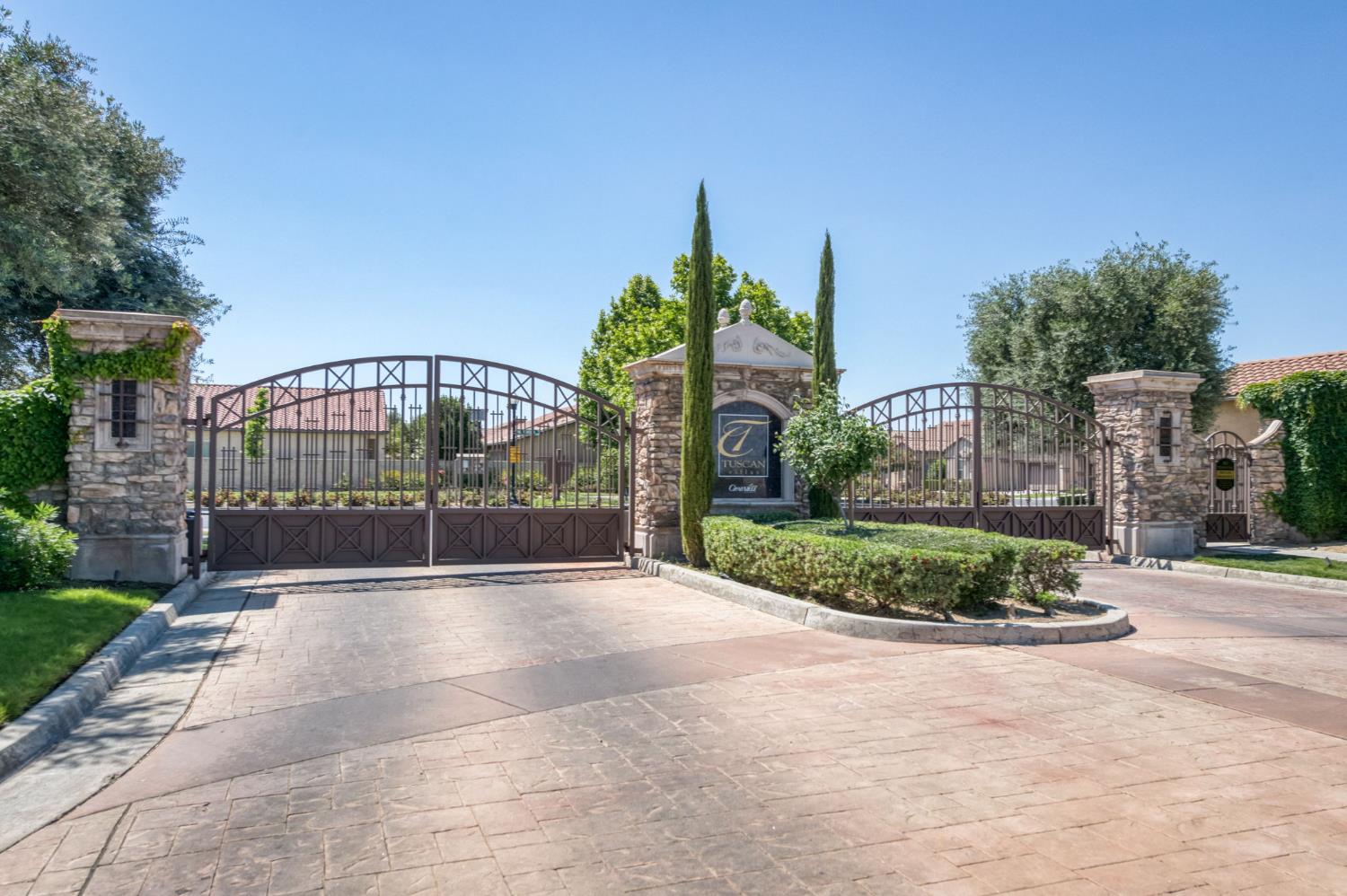 5981 E Via Manzi Dr, Fresno, CA 93727
