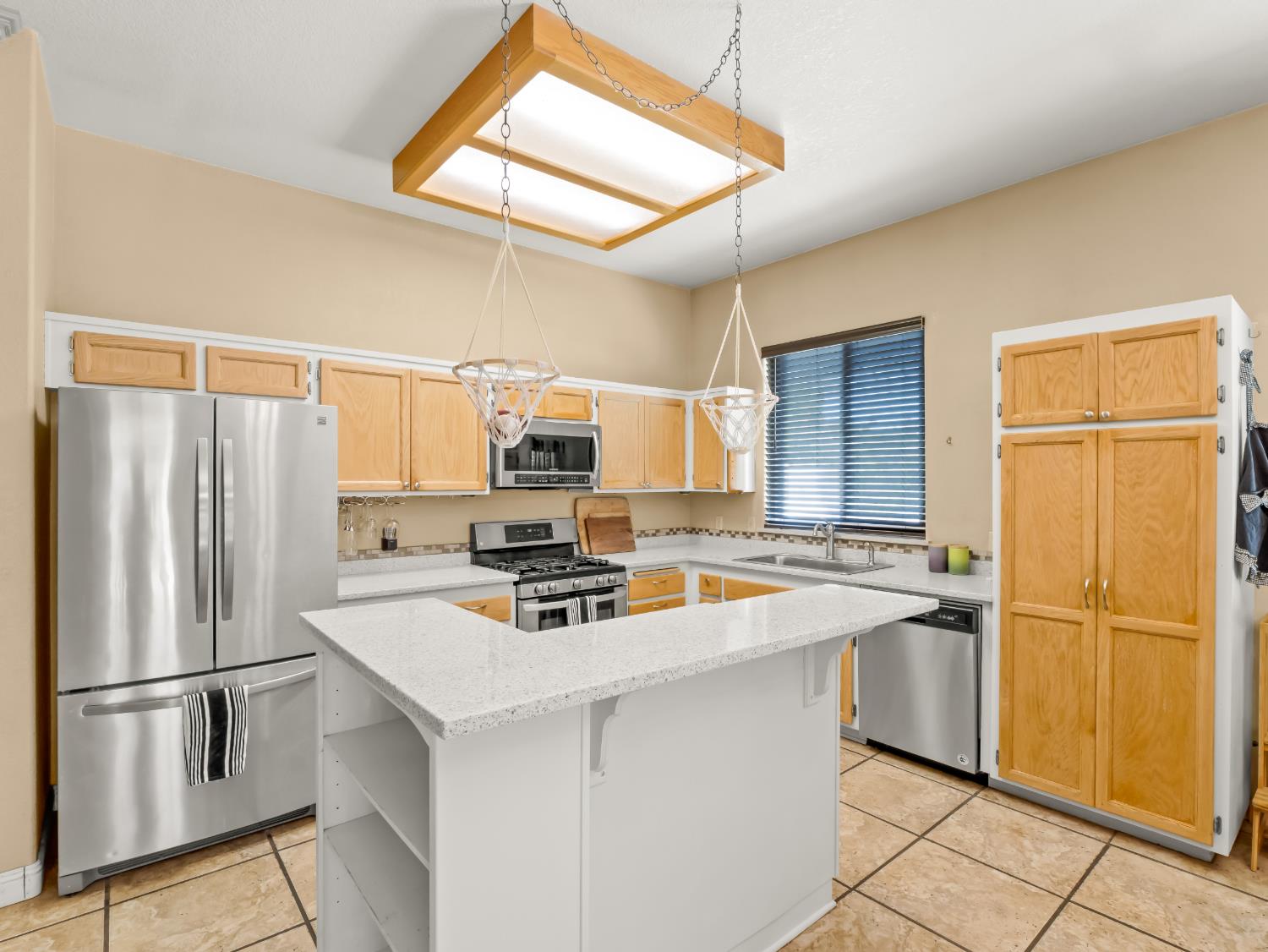 1676 Riverglen Way, Coalinga, CA 93210