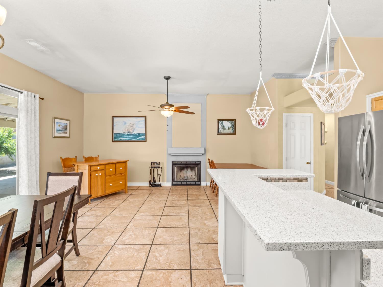 1676 Riverglen Way, Coalinga, CA 93210