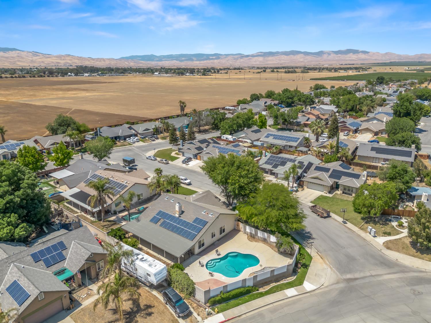 1676 Riverglen Way, Coalinga, CA 93210