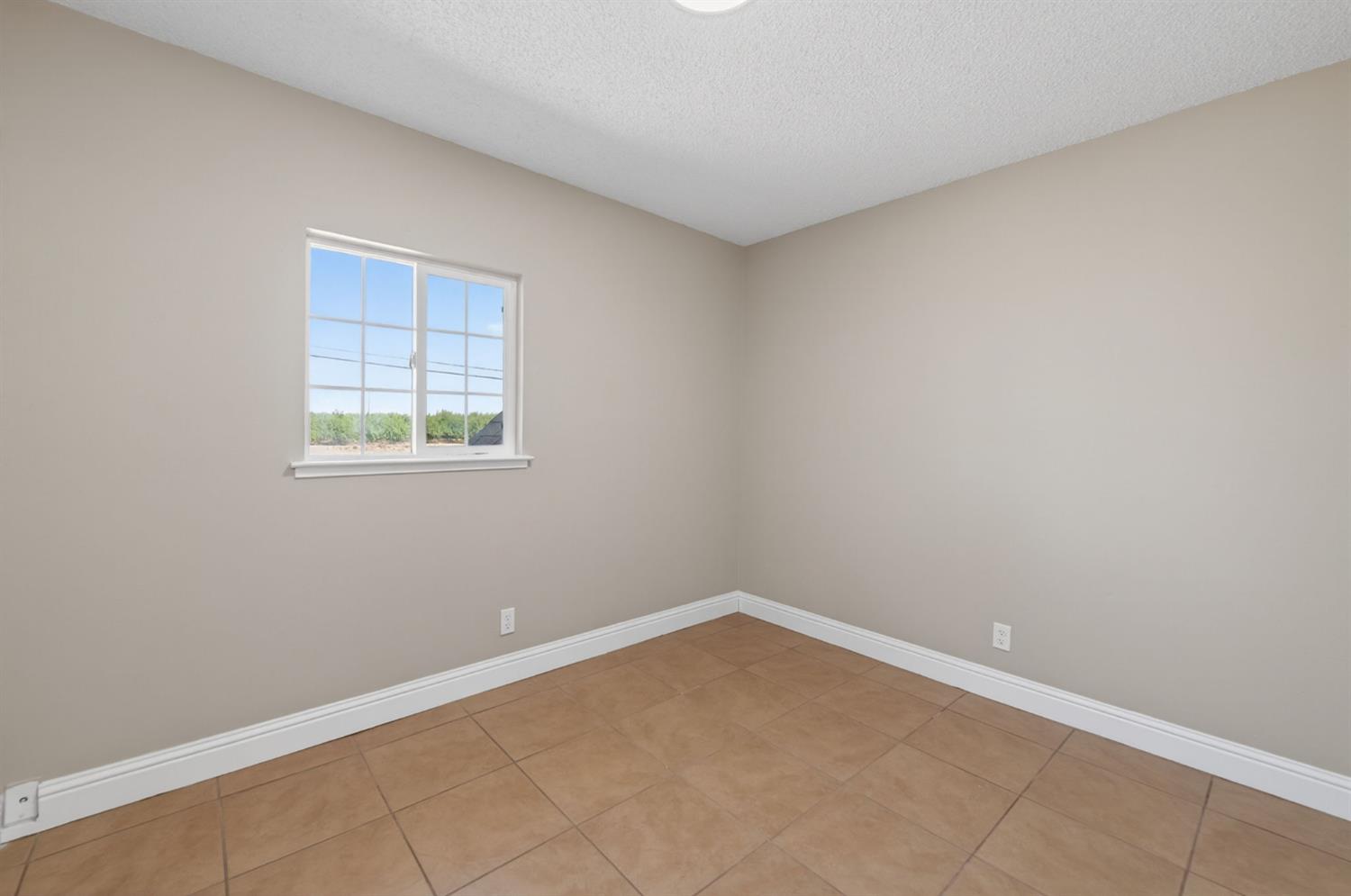 8233 S Elm Ave, Fresno, CA 93706