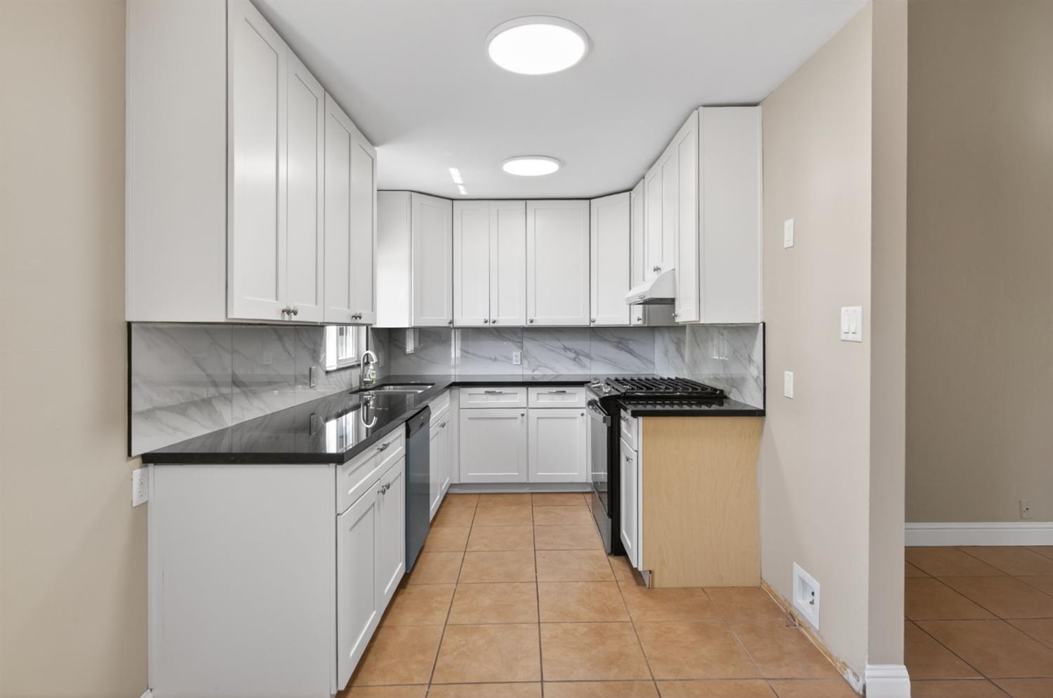 8233 S Elm Ave, Fresno, CA 93706