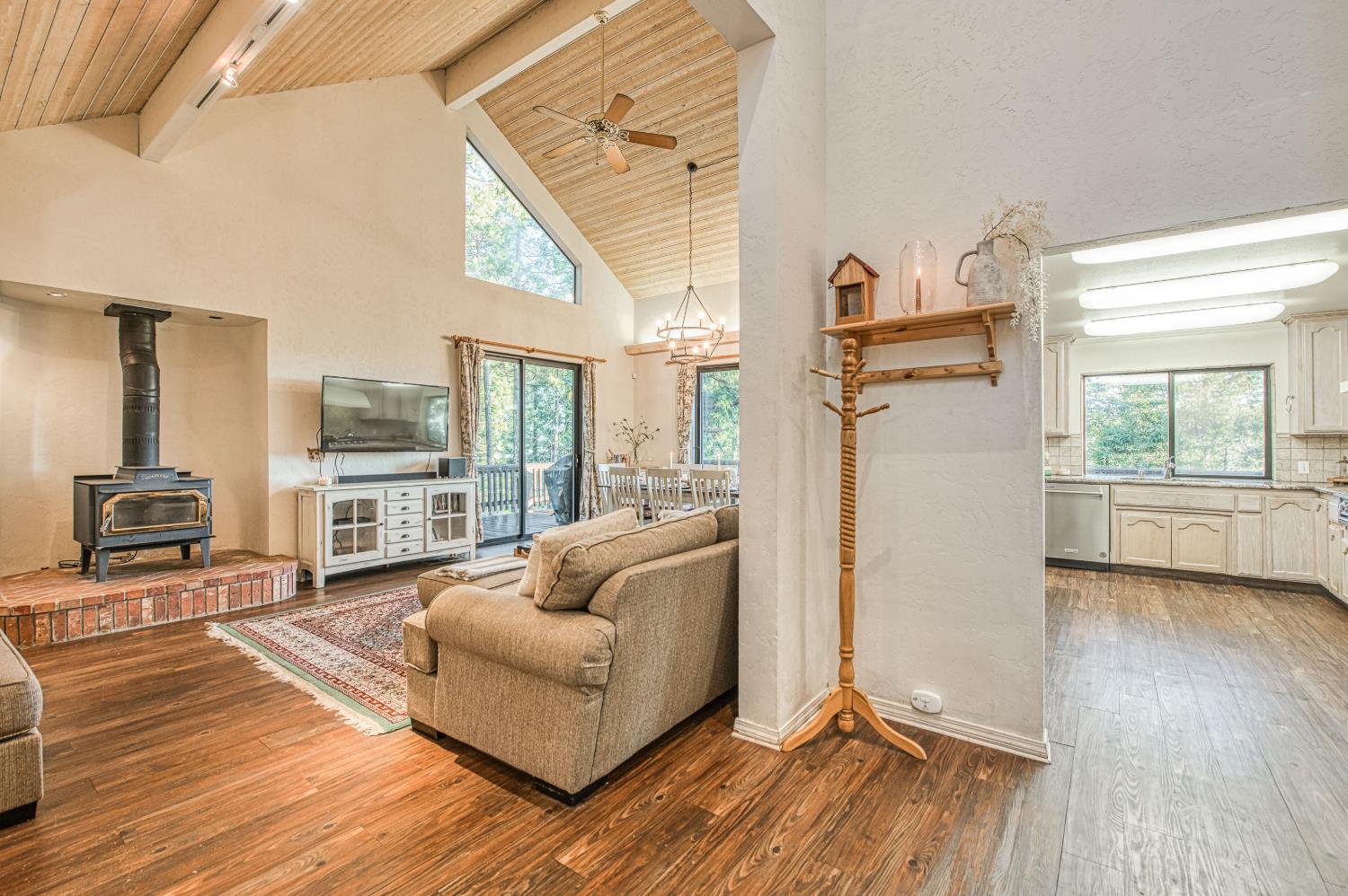 39571 Crest Point Ln, Shaver Lake, CA 93664