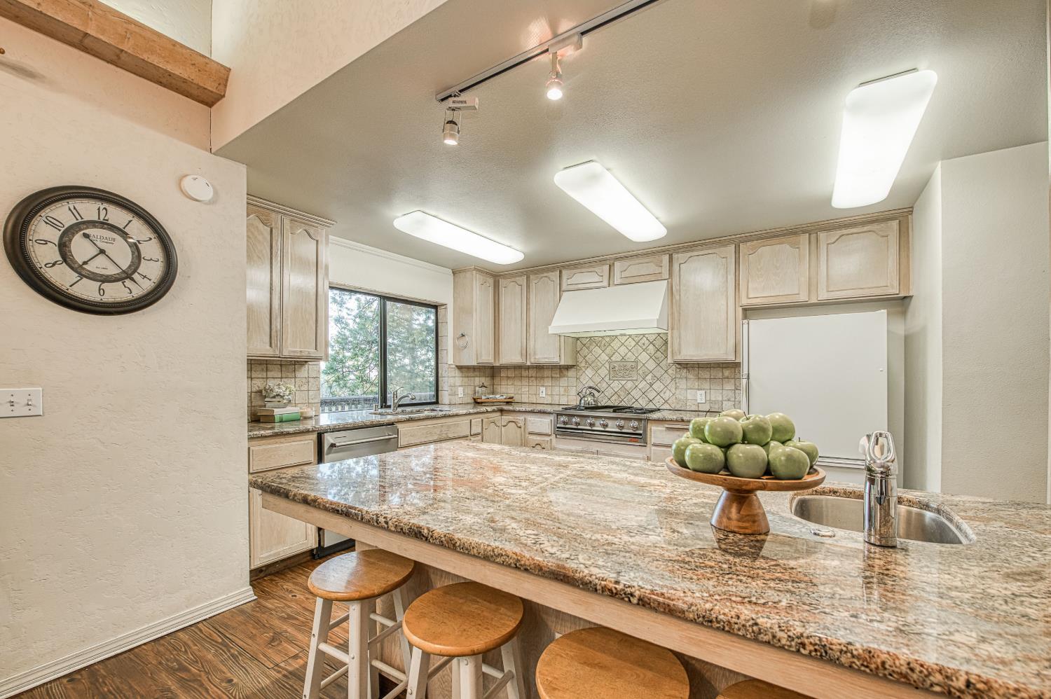 39571 Crest Point Ln, Shaver Lake, CA 93664