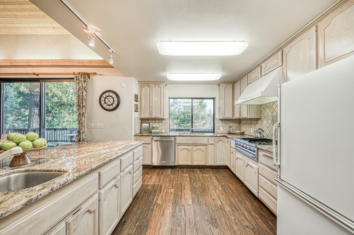 39571 Crest Point Ln, Shaver Lake, CA 93664