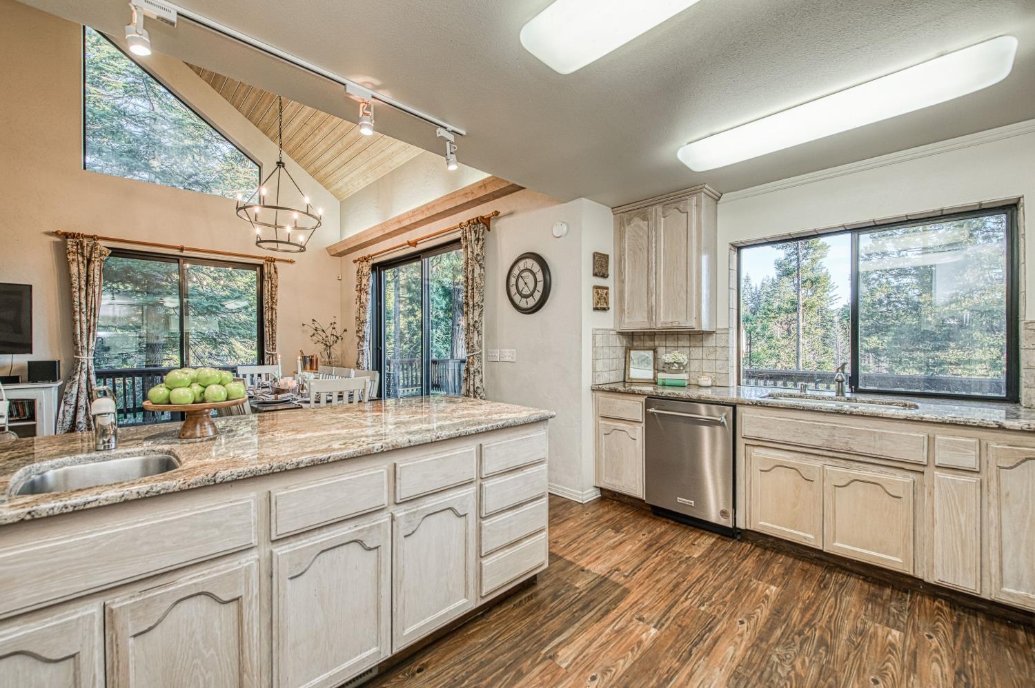 39571 Crest Point Ln, Shaver Lake, CA 93664
