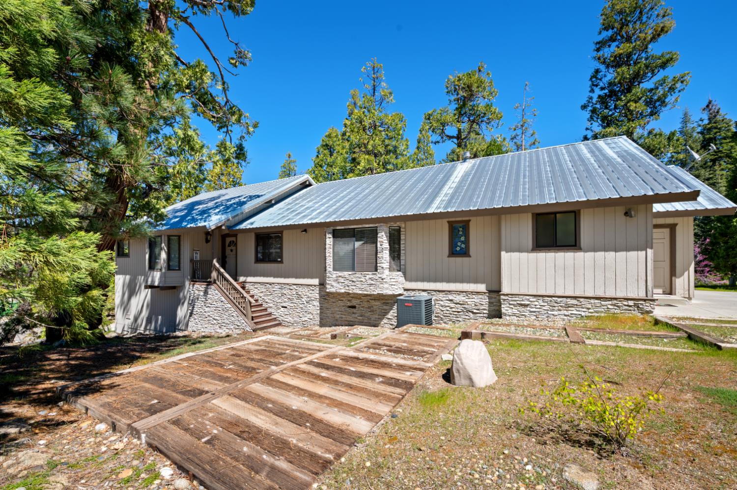40971 Woodridge Rd, Shaver Lake, CA 93664