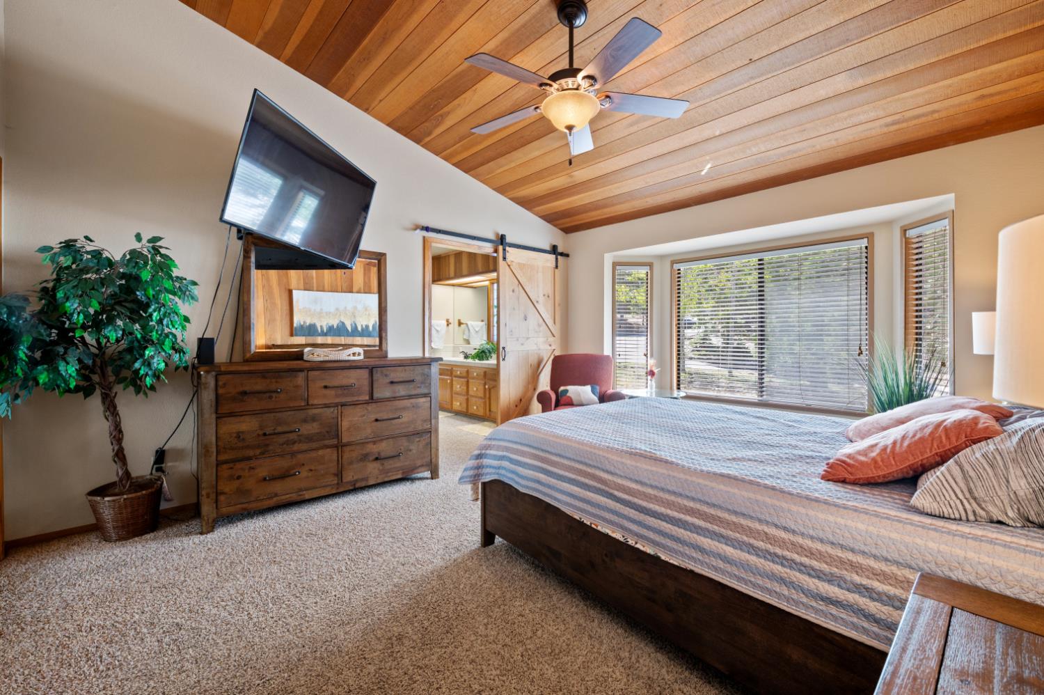 40971 Woodridge Rd, Shaver Lake, CA 93664