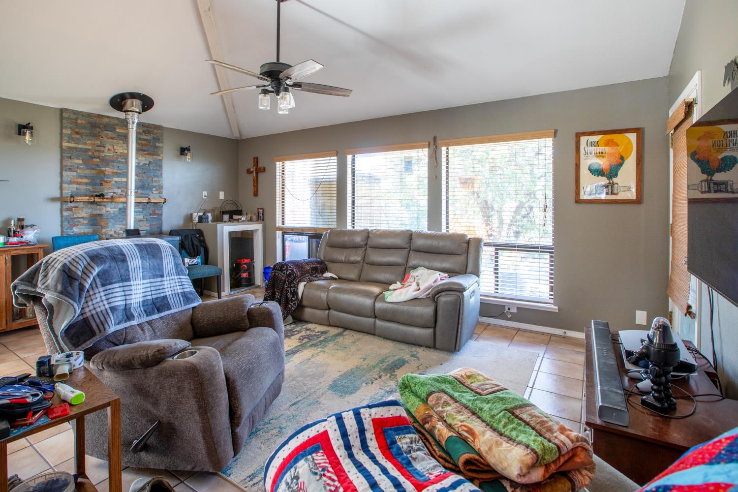 34141 Bronco Ln, Yokuts Valley, CA 93675