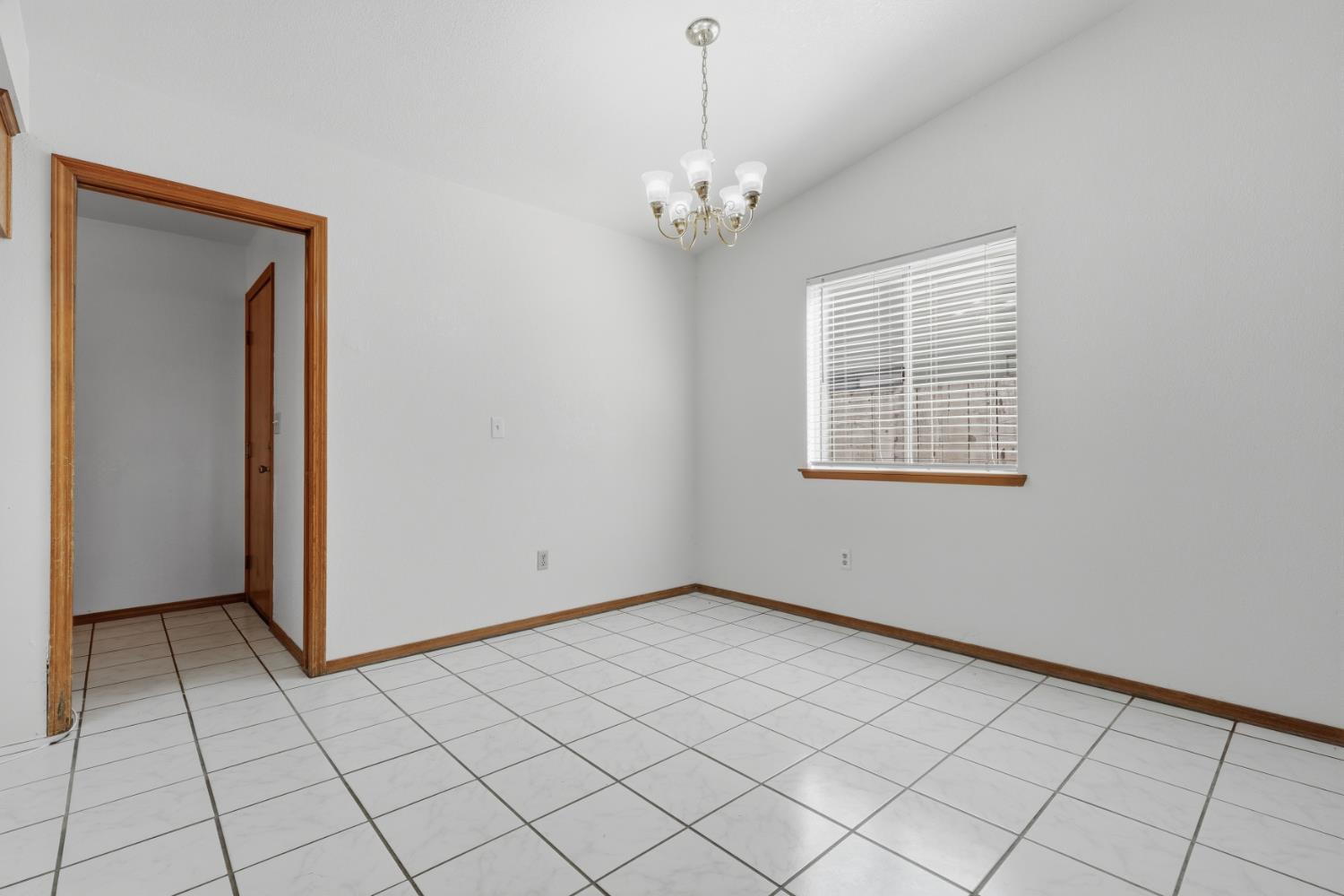 851 N Crenshaw St, Visalia, CA 93291