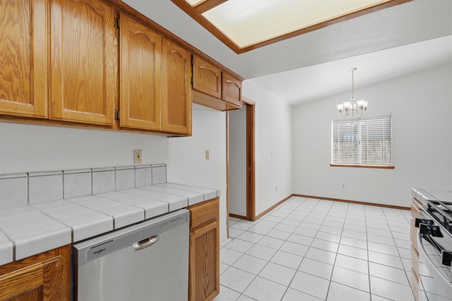 851 N Crenshaw St, Visalia, CA 93291