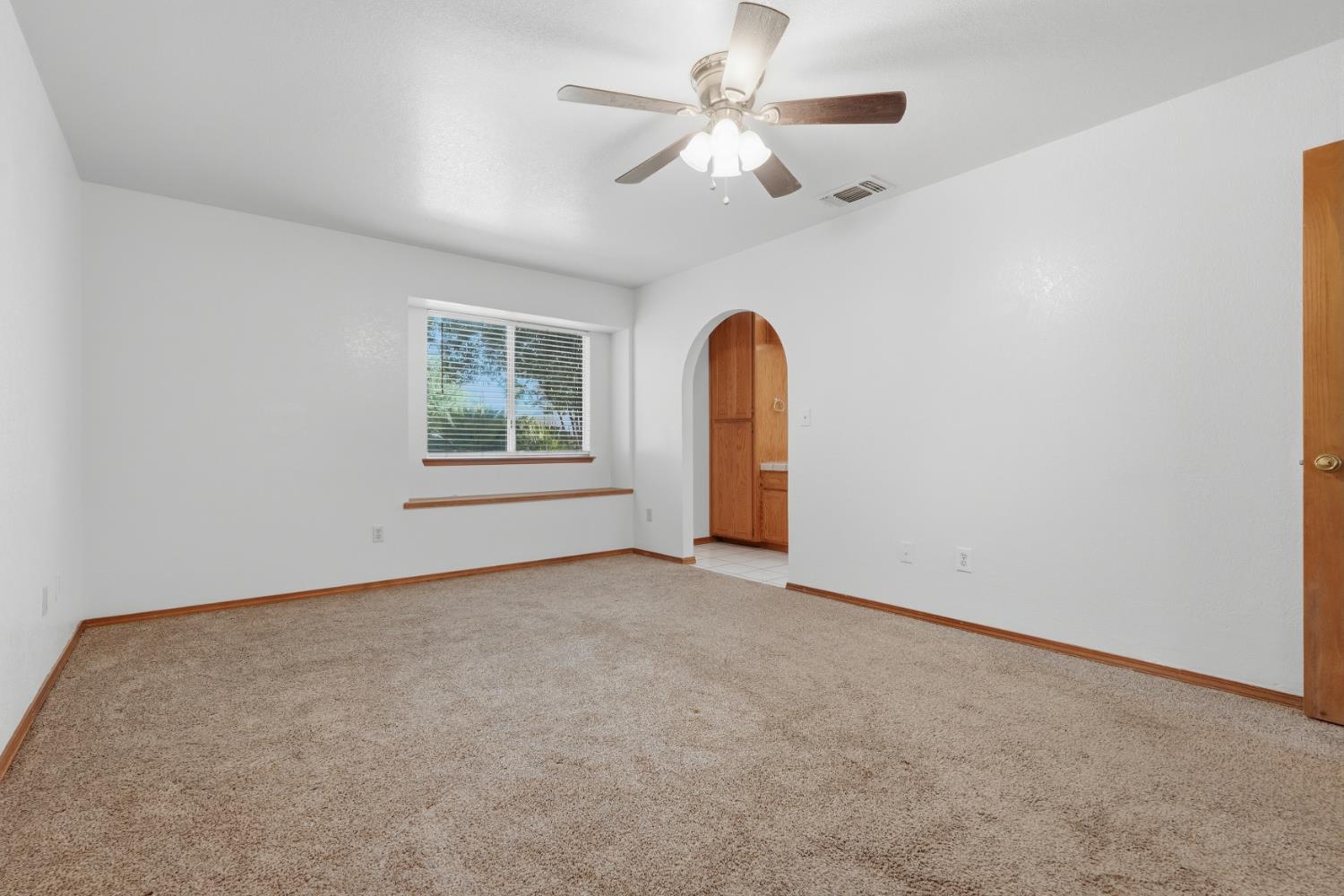 851 N Crenshaw St, Visalia, CA 93291