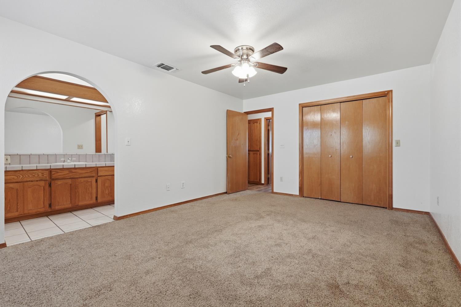851 N Crenshaw St, Visalia, CA 93291
