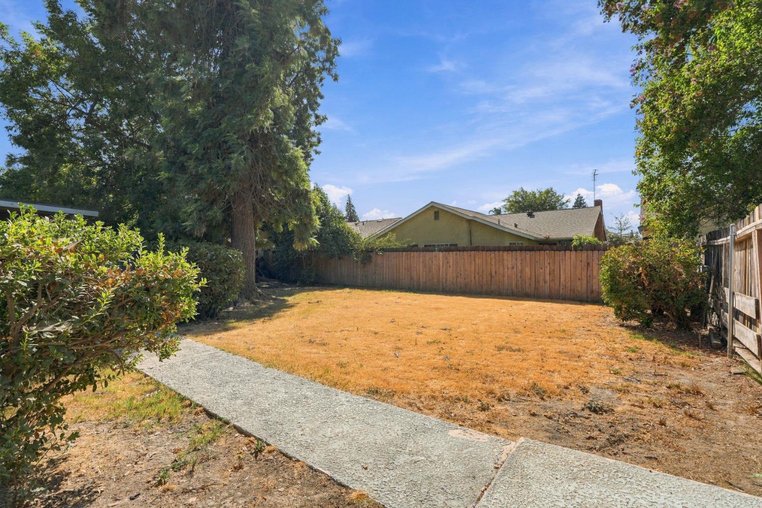 851 N Crenshaw St, Visalia, CA 93291