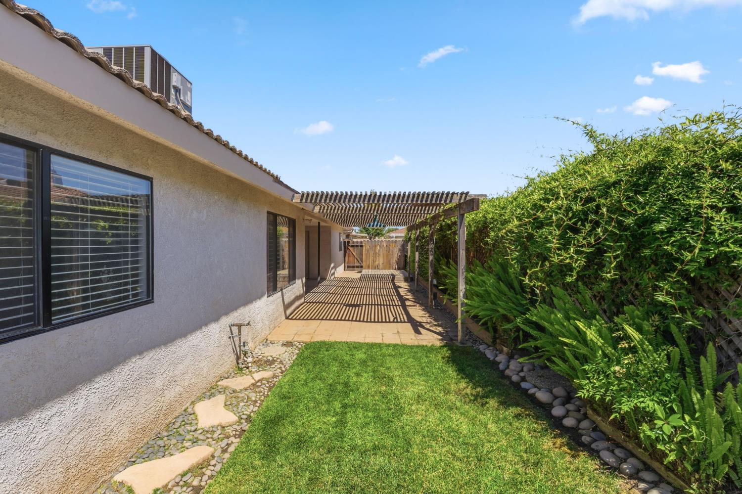 867 E Frederick Ave, Fresno, CA 93720