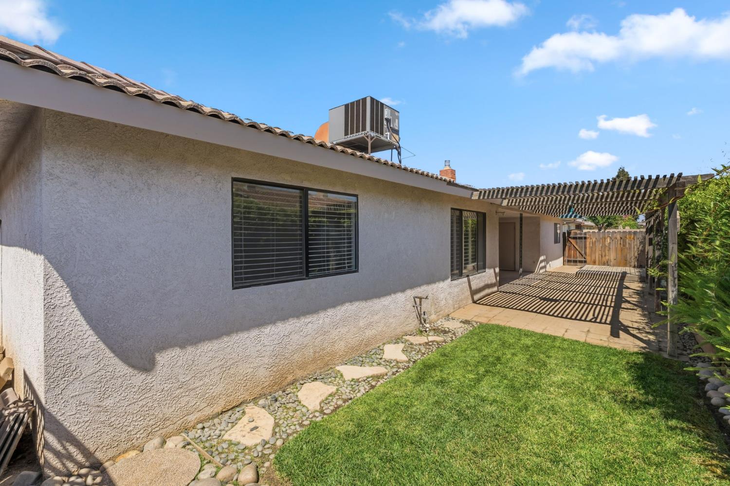 867 E Frederick Ave, Fresno, CA 93720
