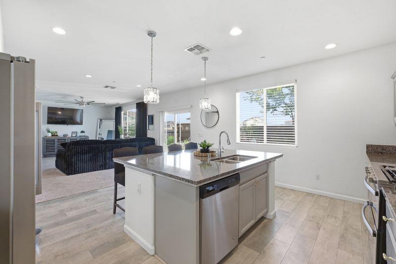 1799 Florence Ave, Dinuba, CA 93618