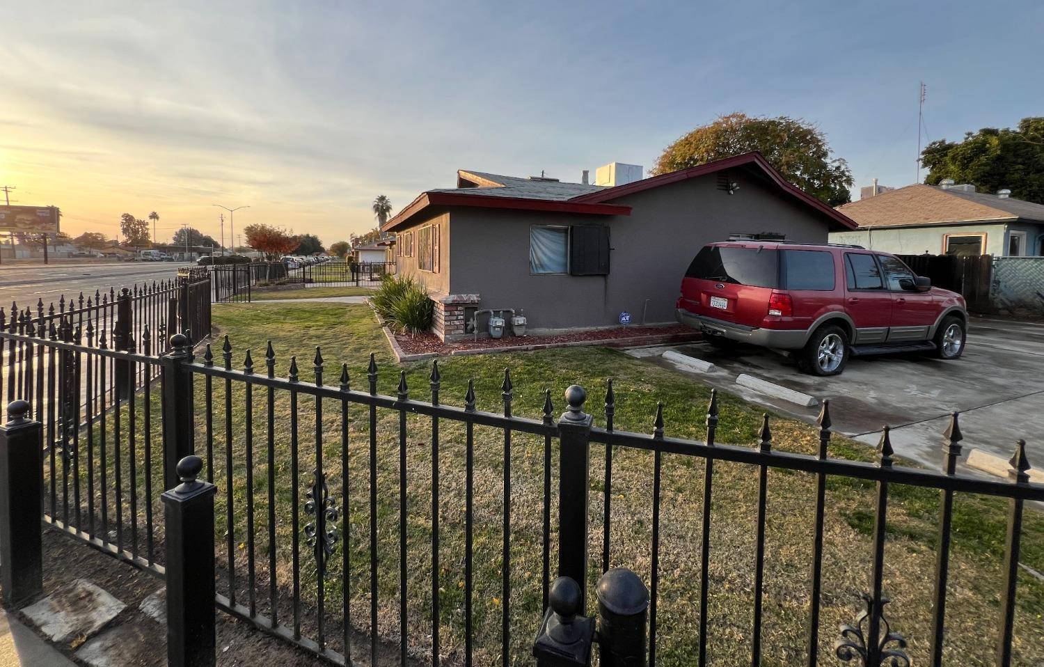 3555 E McKinley Ave, Fresno, CA 93703