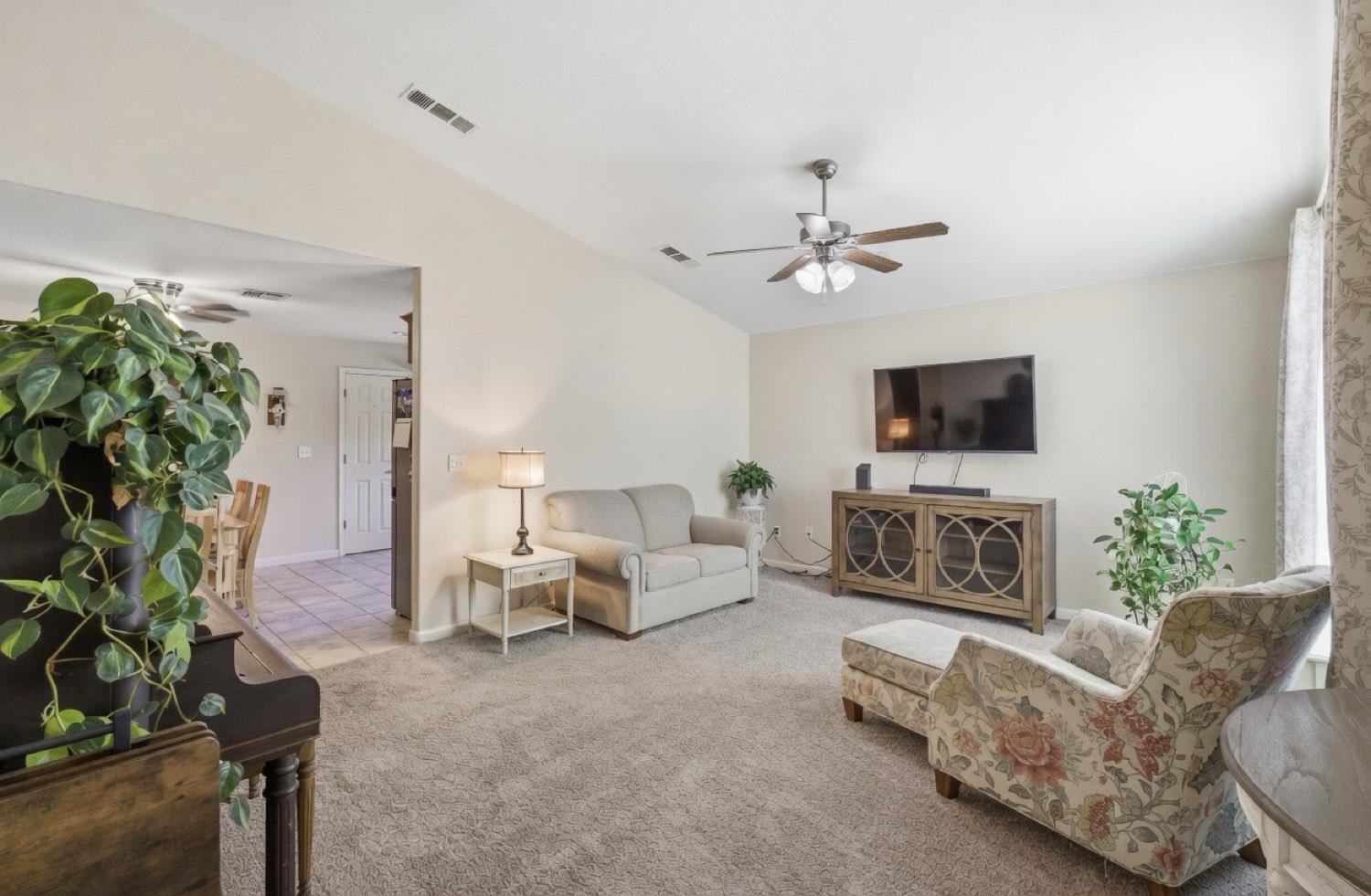 5559 E Truman Ave, Fresno, CA 93727