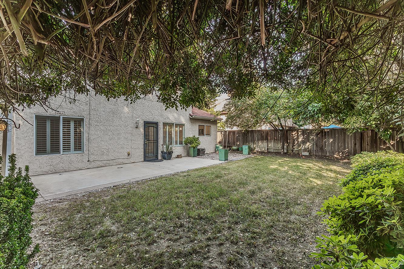 837 E Buckhill Rd, Fresno, CA 93720