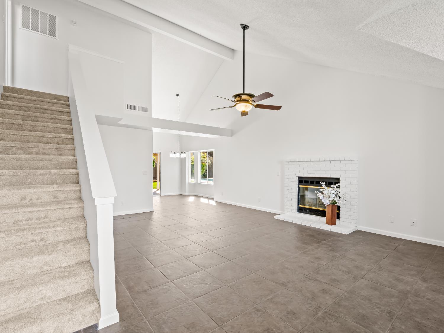 1631 E Deyoung Dr, Fresno, CA 93720