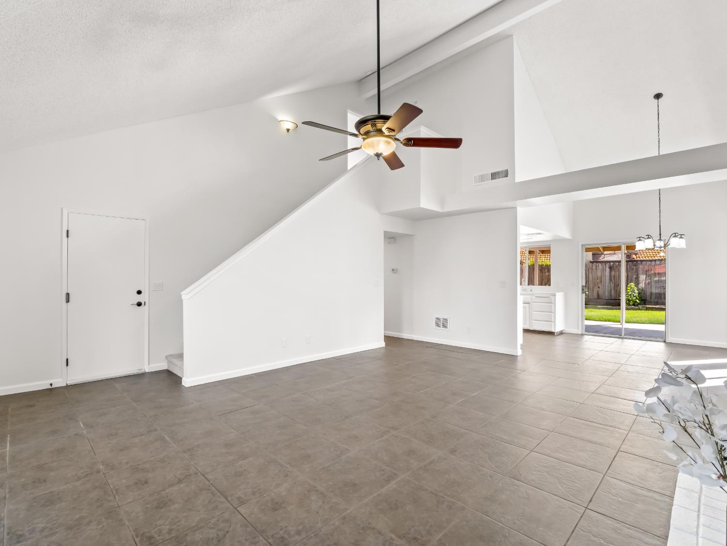 1631 E Deyoung Dr, Fresno, CA 93720