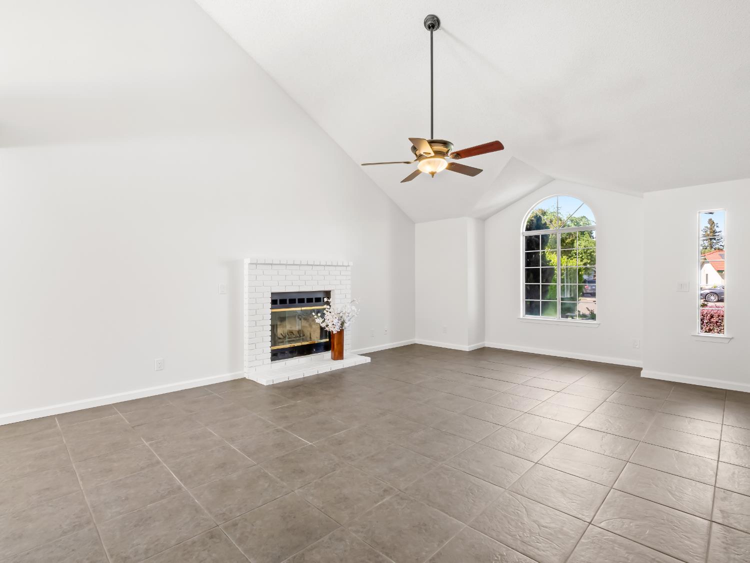 1631 E Deyoung Dr, Fresno, CA 93720