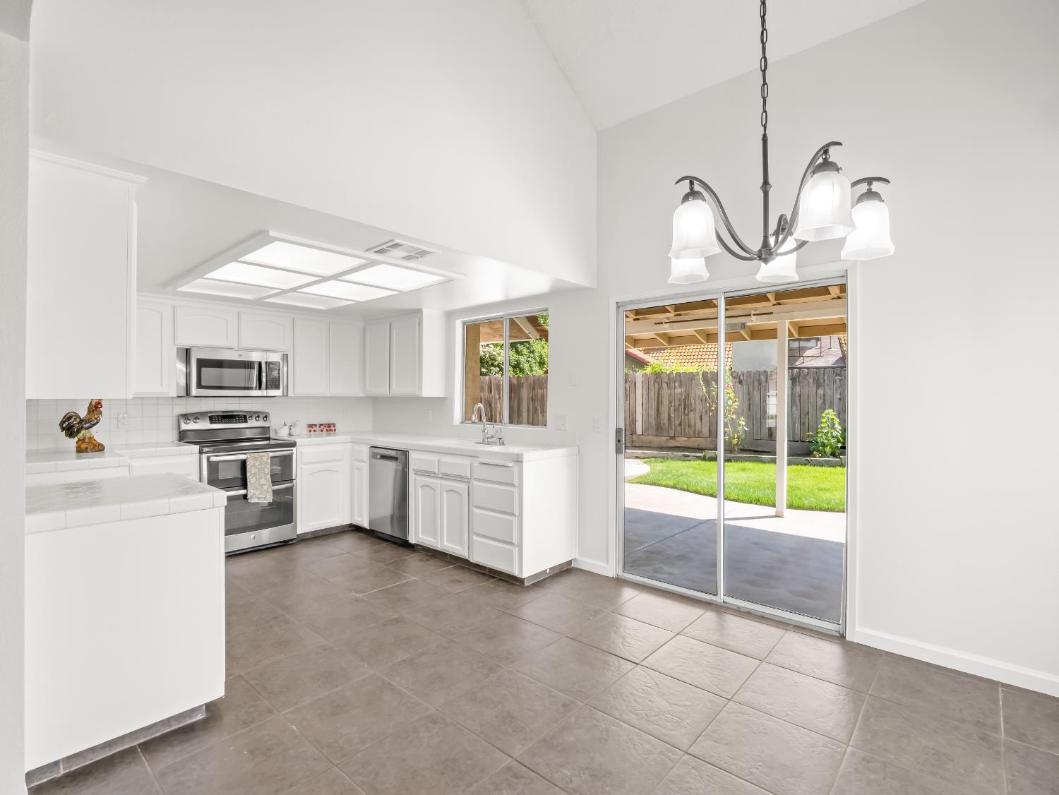 1631 E Deyoung Dr, Fresno, CA 93720