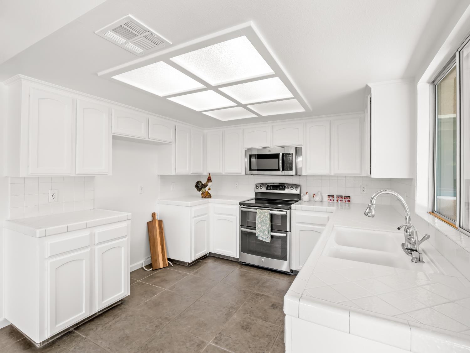 1631 E Deyoung Dr, Fresno, CA 93720