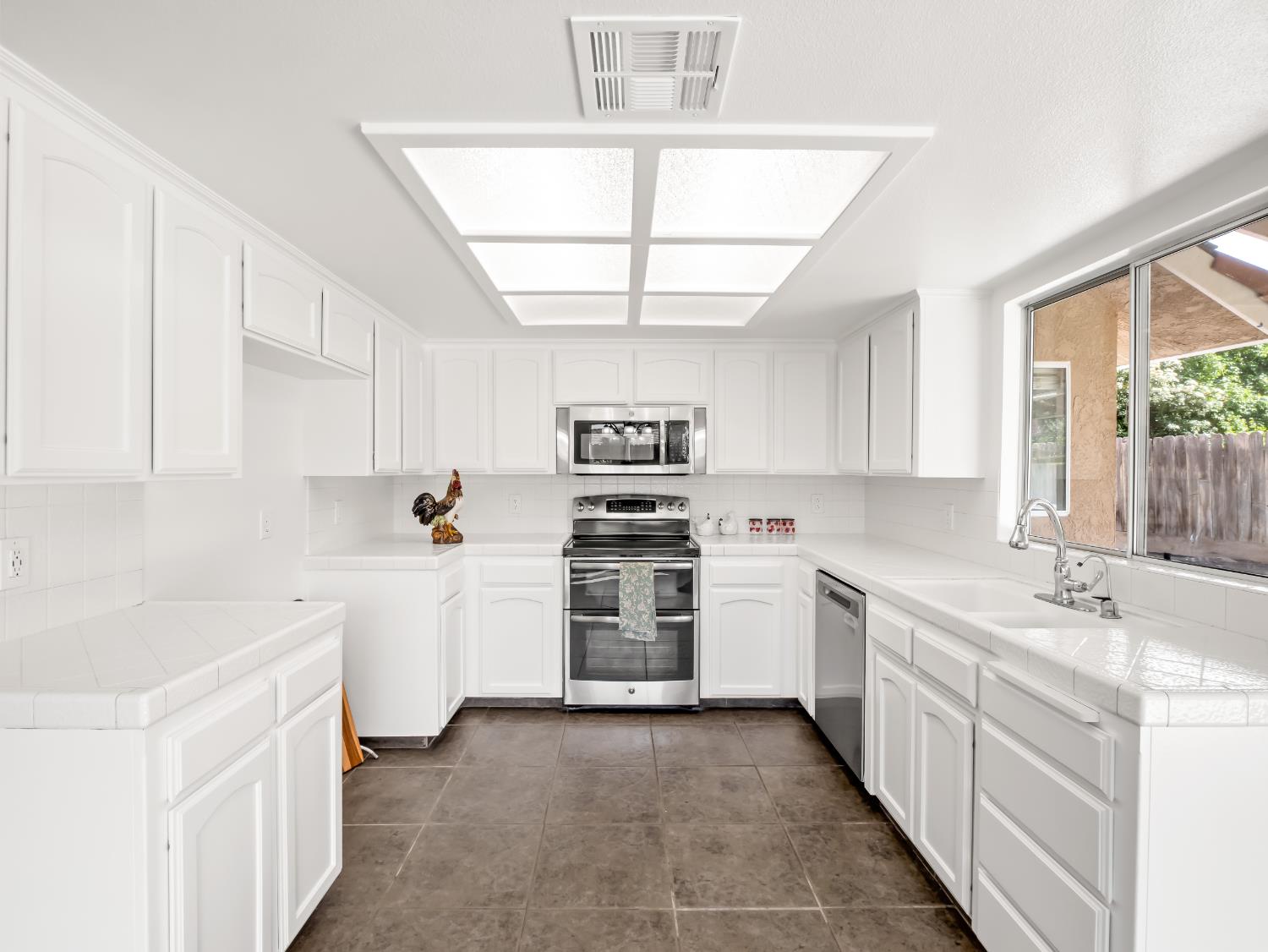 1631 E Deyoung Dr, Fresno, CA 93720
