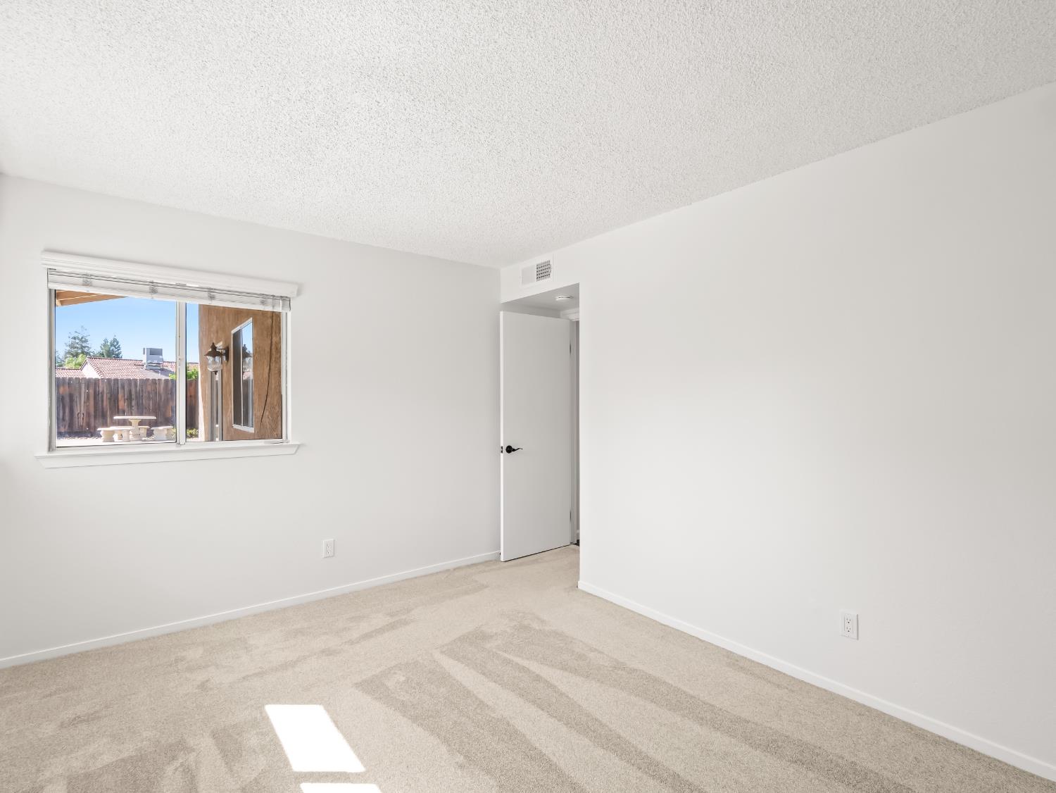 1631 E Deyoung Dr, Fresno, CA 93720